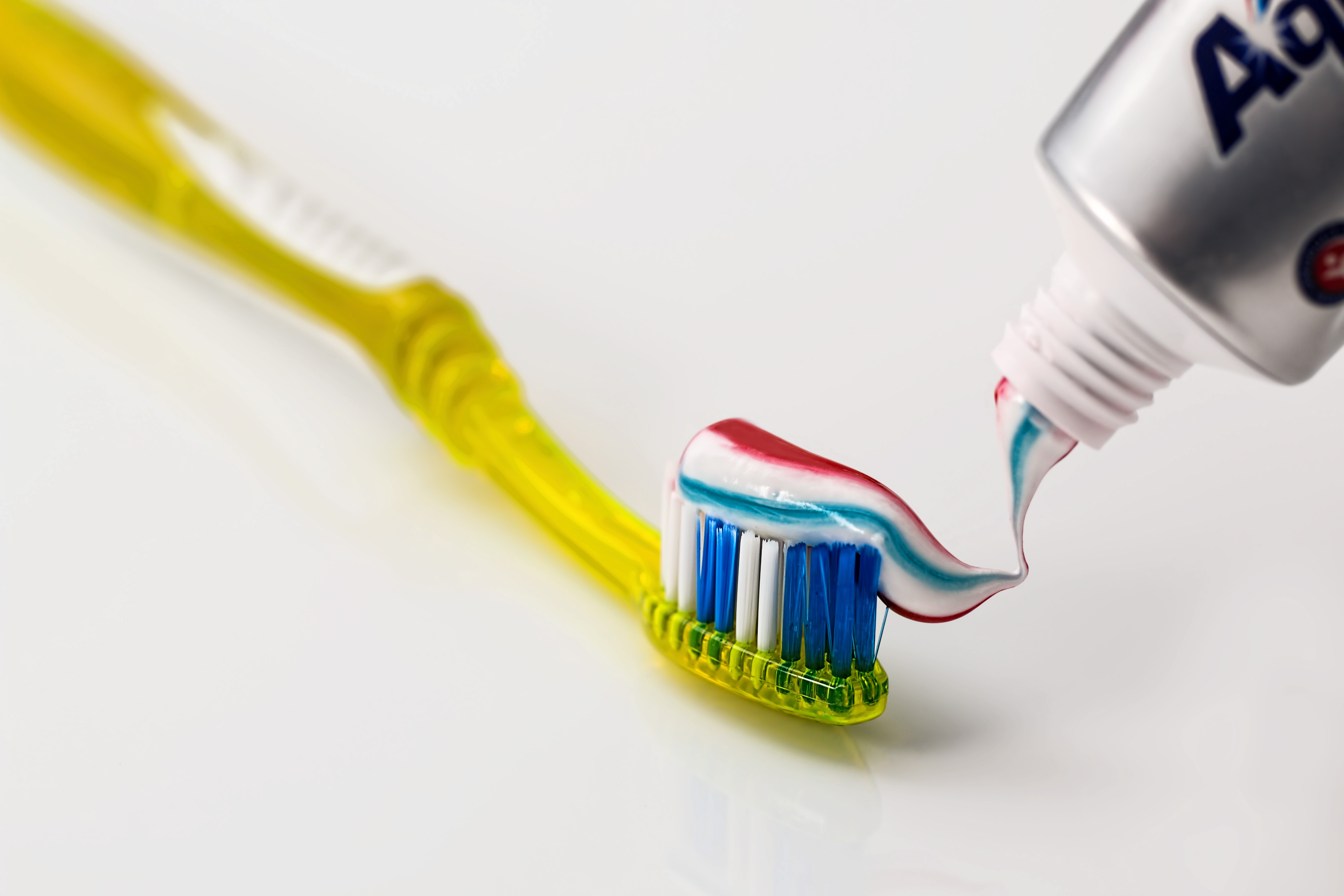 Cepillo dental con pasta dental